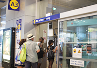 駅にはバスターミナルが設置し、シドニーの東地区の中心地と呼べるでしょう。