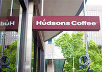 学校の建物に隣接しているHudson Coffee